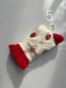 جوراب دخترانه قرمز حوله ای