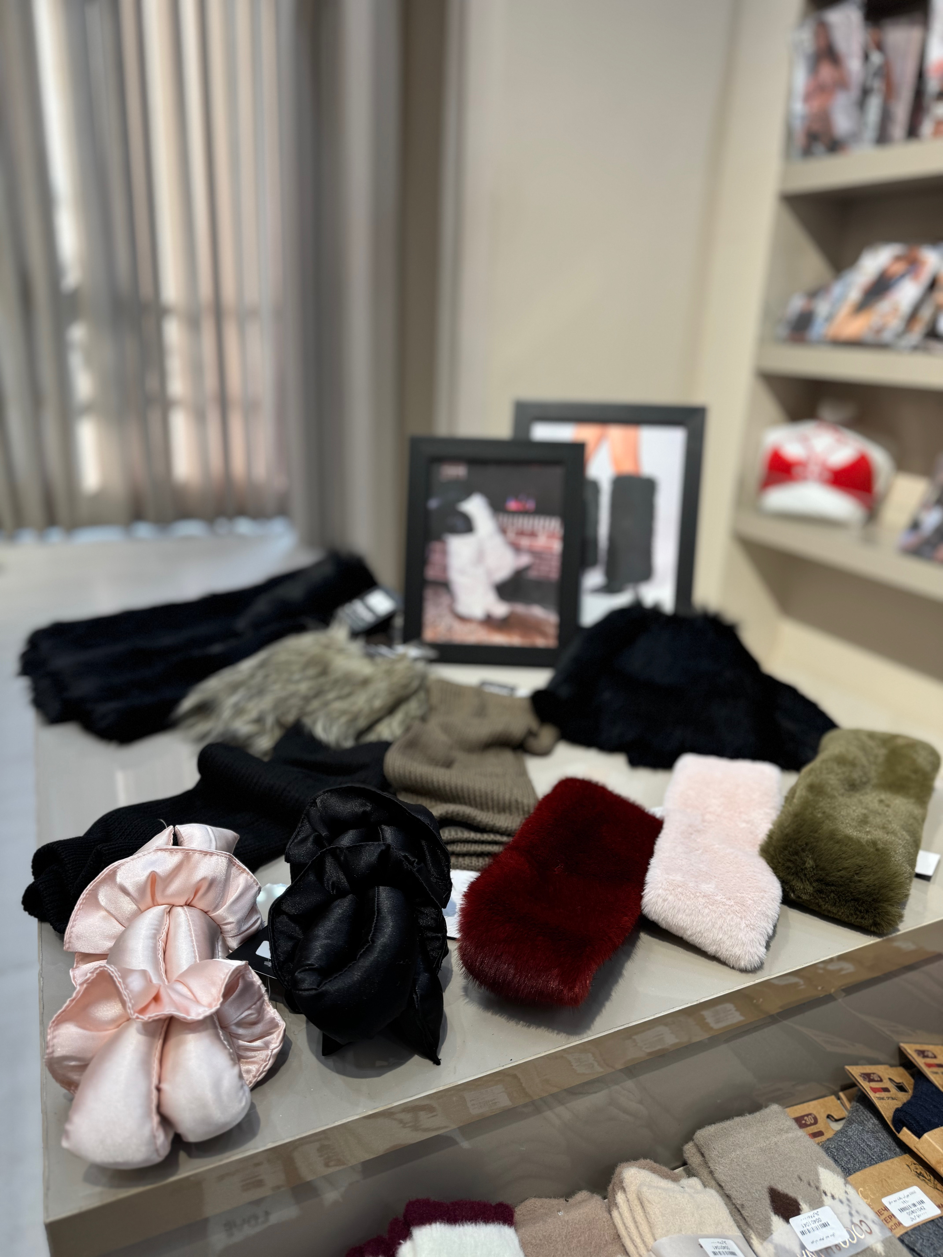 ست لباس زیر مجلسی و انواع اکسسوری زنانه