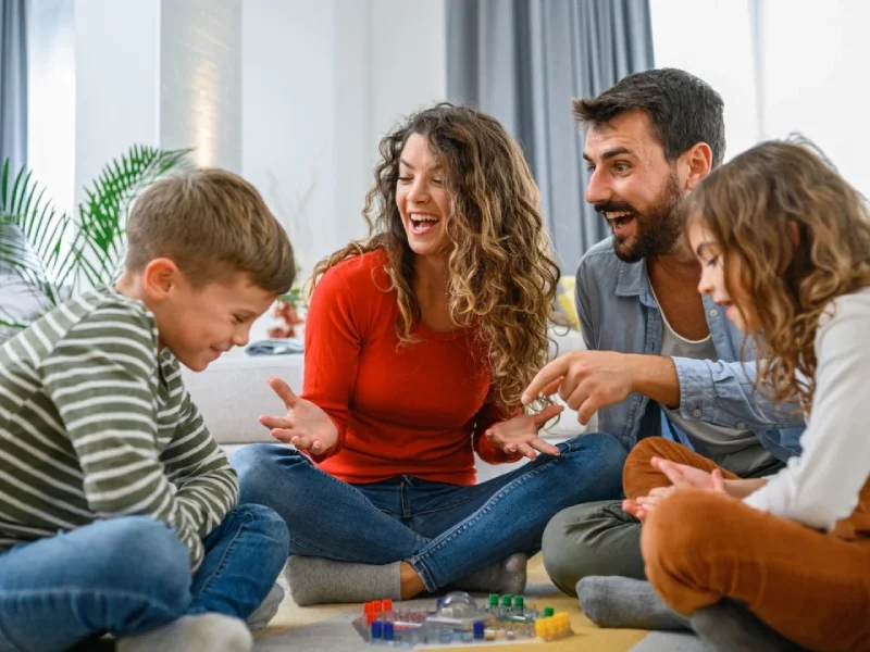 معرفی بهترین بازیهای گروهی برای دورهمیهای خانوادگی و دوستانه