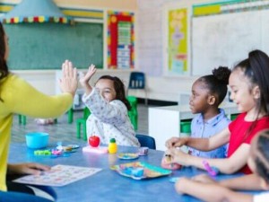 بهترین جایزه برای دانش‌آموزان پسر و دختر| راهنمای کاربردی برای مدیران مدرسه، ناظم‌ها و کادر آموزشی