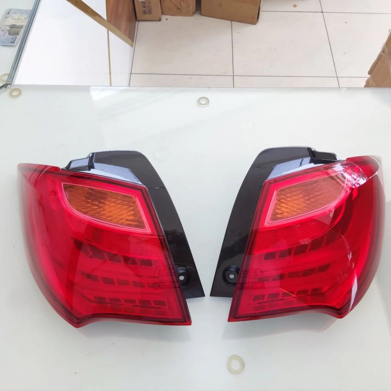 چراغ خطر چپ و راست گلگیر هایما S7