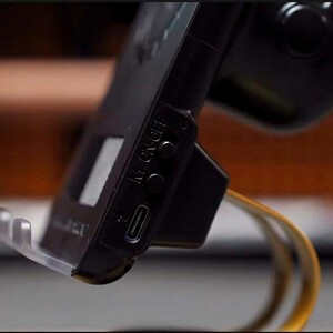 درگاه شارژر وایرلس، هولدر موبایل و اسپیکر بلوتوثی رومیزی ایکس‌او