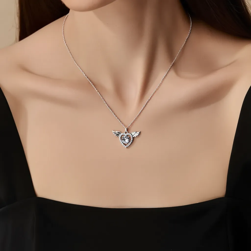 گردنبند قلب بالدار نقره‌ای با سنگ کریستالی