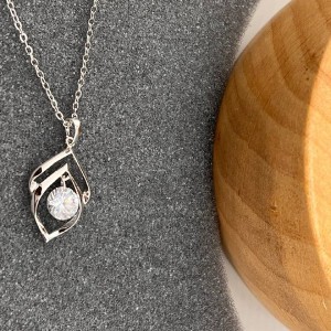 گردنبند نقره‌ای با طراحی هنری و نگین درخشان استنلس استیل