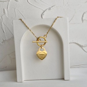 گردنبند استیل زنانه طلایی با آویز قلب و قفل مدرن
