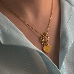 گردنبند استیل زنانه طلایی با آویز قلب و قفل مدرن