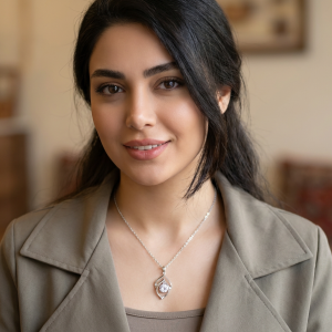 گردنبند نقره‌ای با طراحی هنری و نگین درخشان استنلس استیل