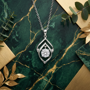 گردنبند نقره‌ای با طراحی هنری و نگین درخشان استنلس استیل