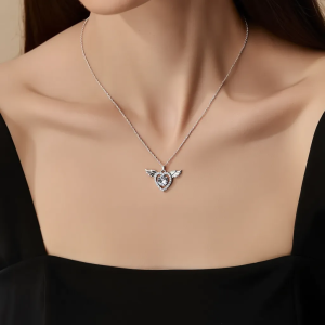 گردنبند قلب بالدار نقره‌ای با سنگ کریستالی