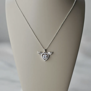 گردنبند قلب بالدار نقره‌ای با سنگ کریستالی