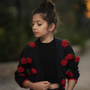 ژاکت دخترانه گل رز با رنگ‌بندی سفید و مشکی