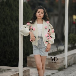 ژاکت دخترانه گل رز با رنگ‌بندی سفید و مشکی