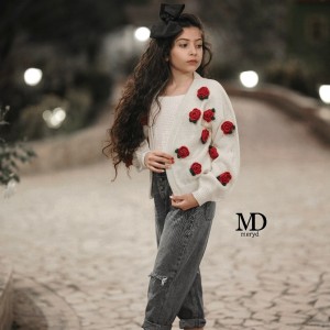 ژاکت دخترانه گل رز با رنگ‌بندی سفید و مشکی