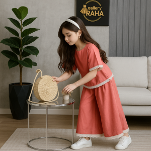 کراپ و دامن‌شلواری لینن دخترانه با گیپور سفید – طراحی تابستانی خاص