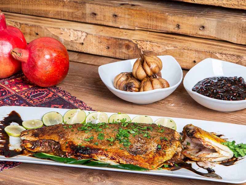طرز تهیه ماهی شکم‌پر با رب انار و روغن زیتون