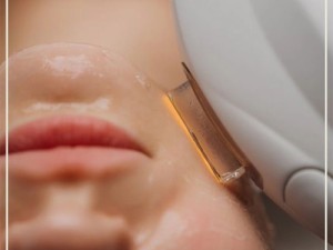 دستگاه لیزر تیتانیوم تماسی است یا غیرتماسی ؟