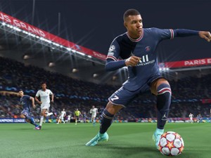 کمپانی EA  به صورت رسمی قفل منطقه‌ای FIFA ۲۲ را حذف کرد و به این ترتیب هر دو نسخه معمولی و آلتیمیت به صورت عمومی در دسترس کاربران استیم قرار گرفتند. همزمان نقد‌های بازی هم بر روی این پلتفرم منتشر شده و نشان از اسقبال خوب گیمر‌ها نسبت به آن دارند.