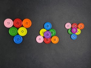 دکمه چوبی رنگی