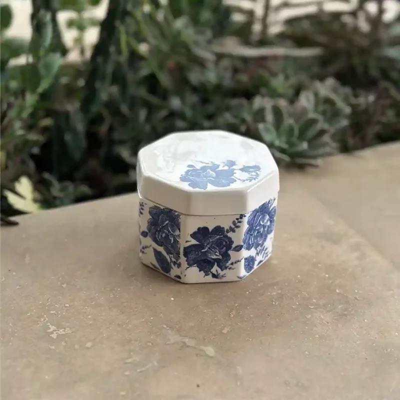 قندان سرامیکی درب‌دار طرح گل فیروزه‌ای