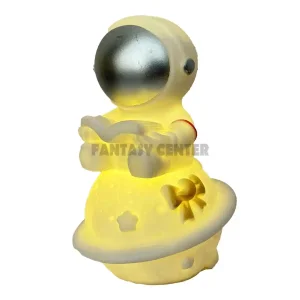 نور چراغ خواب فضانورد طرح کتاب‌خوان نشسته روی سیاره