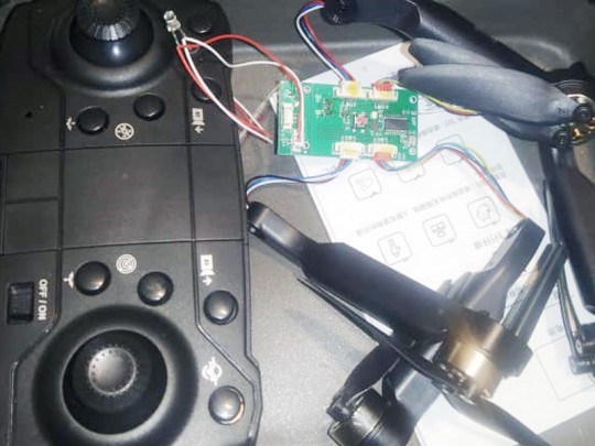 دسته کنترل و برد کوادکوپتر براشلس همراه با موتور و پره و بازو ( استوک)