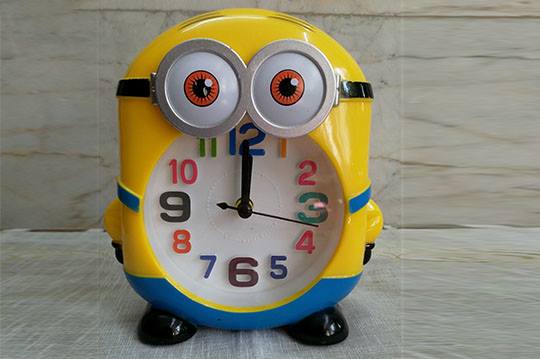 ساعت رومیزی طرح مینیون