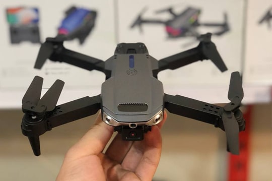 کوادکوپتر P3 PRO با دو دوربین  روبرو و زیر ( آنلاین )  با بالهای تاشو و کیف مخصوص حمل و یک باتری یدکی اضافه