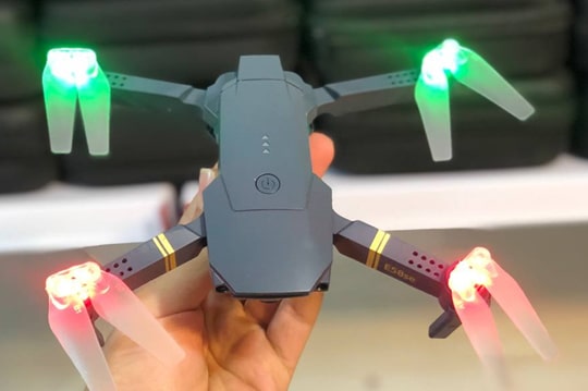 کوادکوپتر دوربین آنلاین  E58 SE  با پره های تاشو و باله های LED دار