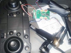 دسته کنترل و برد کوادکوپتر براشلس همراه با موتور و پره و بازو ( استوک)