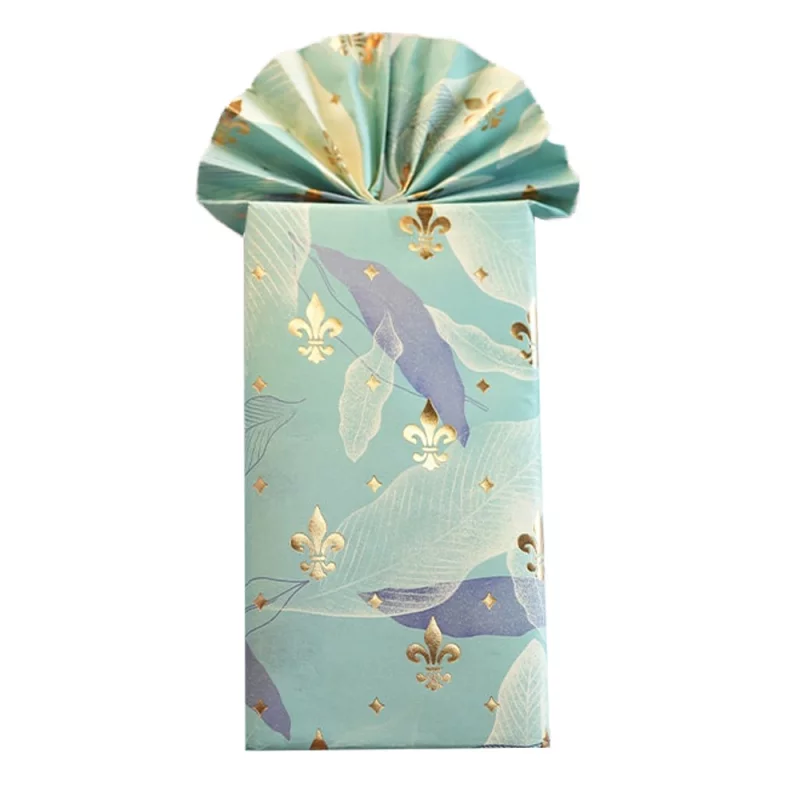 کاغذ کادو طلاکوب طرح پر Paper gift with feather design