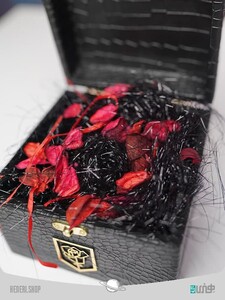 پوشال براق مشکی با گل خشک Glossy black straw with dried flowers