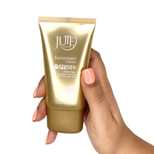 کرم ضد آفتاب بی‌رنگ ژوت، SPF 50، مدل smooth silky feel، مناسب پوست‌های چرب حجم 40 میلی‌لیتر، محافظت‌کننده در برابر اشعه‌های UVA و UVB، دارای فرمولاسیون فاقد چربی، با ماندگاری 2 ساعته