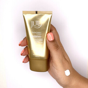 کرم ضد آفتاب بی‌رنگ ژوت، SPF 50، مدل smooth silky feel، مناسب پوست‌های چرب حجم 40 میلی‌لیتر، محافظت‌کننده در برابر اشعه‌های UVA و UVB، دارای فرمولاسیون فاقد چربی، با ماندگاری 2 ساعته