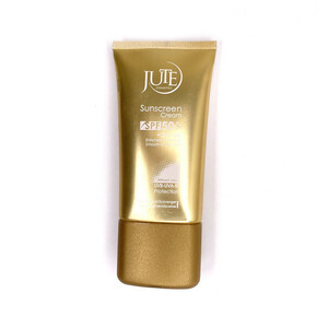 کرم ضد آفتاب بی‌رنگ ژوت، SPF 50، مدل smooth silky feel، مناسب پوست‌های چرب حجم 40 میلی‌لیتر، محافظت‌کننده در برابر اشعه‌های UVA و UVB، دارای فرمولاسیون فاقد چربی، با ماندگاری 2 ساعته