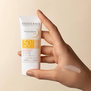 ضد آفتاب رنگی بیودرما مدل Photoderm AR SPF +50 حجم 30 میلی لیتر