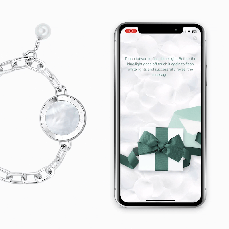 دستبند هوشمند توتو نقرهای با نور روشن