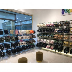 واحد 215- فروشگاه CLOGS