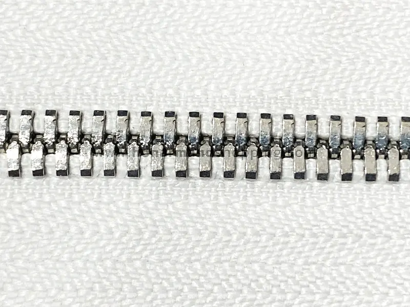 زیپ دوطرفه فلزی سایز 5 رنگ سفید دندانه نیکل (1 متری)