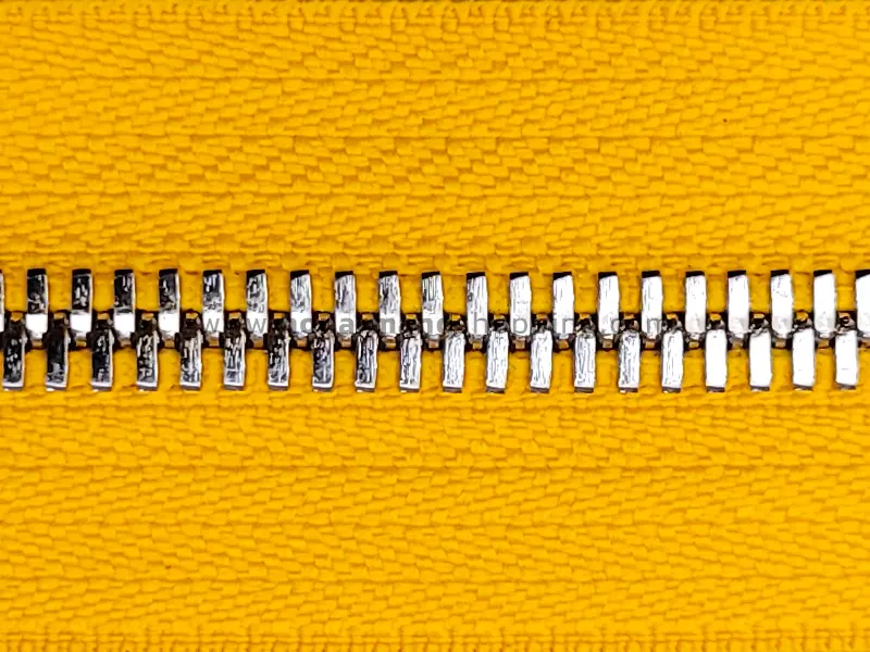 زیپ دوطرفه فلزی سایز 5 رنگ زرد دندانه نیکل (1 متری)