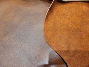 چرم طبیعی گاوی ساده رنگ عسلی تیره