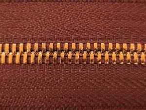 زیپ دوطرفه فلزی سایز 5 رنگ قهوه ای دندانه لایت (1 متری)