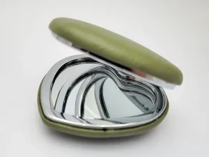 آینه جیبی تاشو طرح قلبی روکش چرم طبیعی