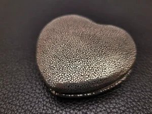 آینه جیبی تاشو طرح قلبی روکش چرم طبیعی