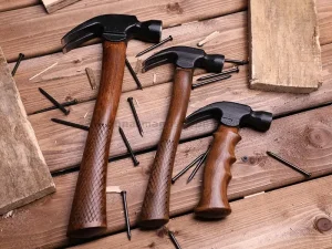 چکش دوشاخ دسته کوتاه چوبی دارای میخ کش