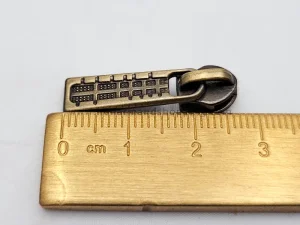 سرزیپ طرح کامپیوتری شماره 3 مناسب زیپ دندانه پلاستیکی رنگ زردقلم