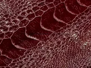 چرم ساق شترمرغ رنگ زرشکی