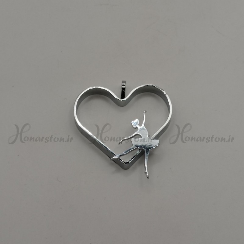 قاب فلزی رزین مدل قلب نقره ای طرح بالرین