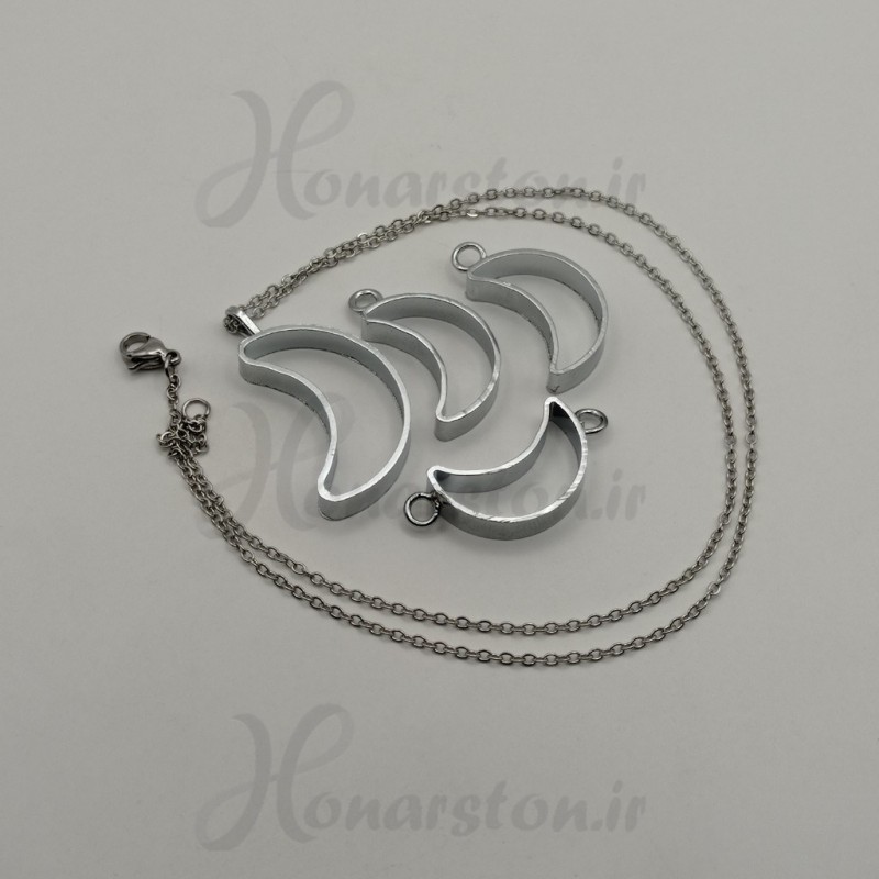 ست قاب فلزی نقره ای رزین طرح ماه همراه با زنجیر
