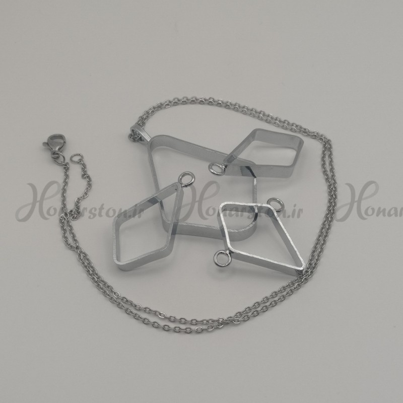 ست قاب فلزی نقره ای رزین طرح لوزی همراه با زنجیر