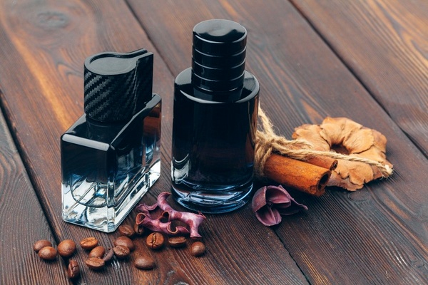 چرا قیمت عطر و ادکلن زنانه اینقدر بالا رفته است؟